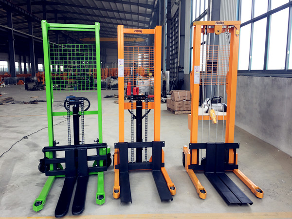三款手動(dòng)堆高車對(duì)比，手動(dòng)堆高車價(jià)格可致電聯(lián)系客服了解--河北東圣吊索具制造有限公司--小型攪拌機(jī)|石材夾具|液壓堆高車|手動(dòng)叉車