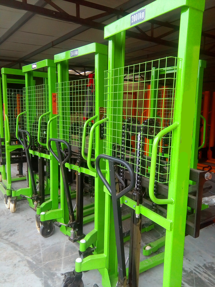 堆高車手動液壓產(chǎn)品具有你所想象不到的發(fā)展前景--河北東圣吊索具--石材夾具|小型攪拌機(jī)|液壓堆高車|手動叉車