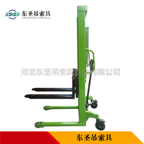 液壓手動叉車使用時側面展示--河北東圣吊索具制造有限公司--小型攪拌機|石材夾具|液壓堆高車|手動叉車