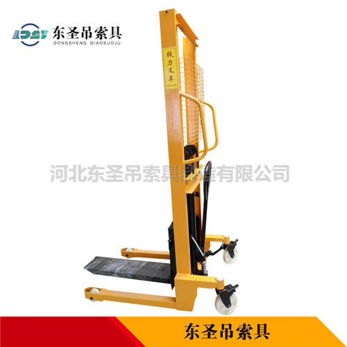 液壓手動叉車使用時側面展示--河北東圣吊索具制造有限公司--小型攪拌機|石材夾具|液壓堆高車|手動叉車