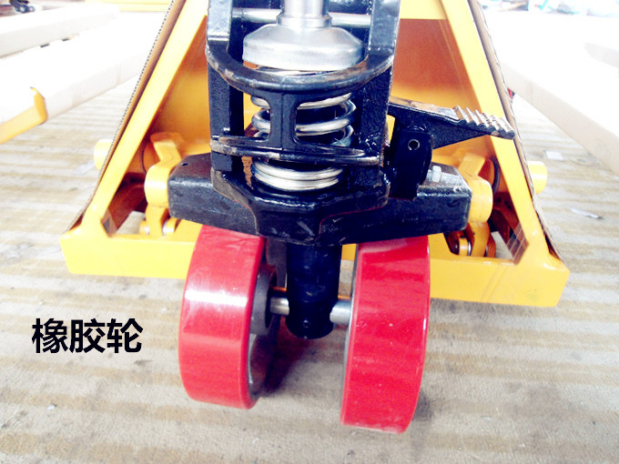 手搖液壓式叉車(chē)橡膠行走輪--河北東圣吊索具制造有限公司--手動(dòng)叉車(chē)|液壓堆高車(chē)|石材夾具|小型攪拌機(jī)