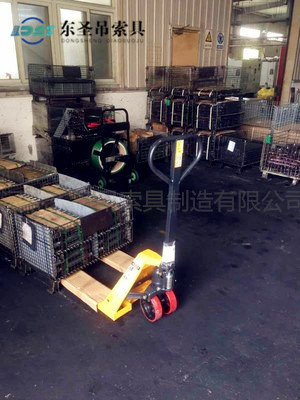 1噸手動地牛搬運重物現(xiàn)場--河北東圣吊索具制造有限公司--手動叉車|液壓堆高車|石材夾具|小型攪拌機(jī)