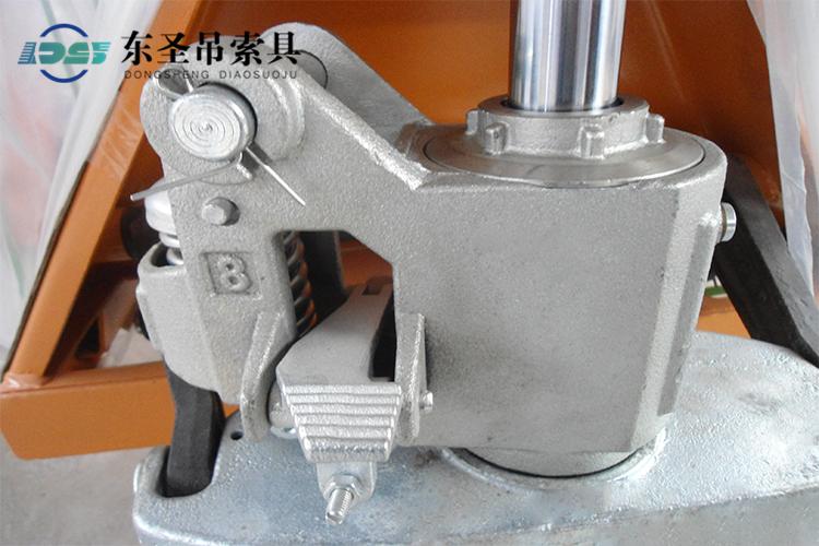 手動(dòng)液壓叉車在運(yùn)輸貨物時(shí)轉(zhuǎn)向困難是哪里出現(xiàn)問(wèn)題